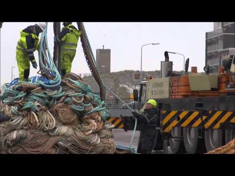 Netten opstapelen na herstelwerkzaamheden aan de scheveningse kade. 7-12-2012.