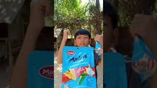 Download lagu Sharing chocolate candies crackers lollipop snacks #funny #snacks #viralvideo #shorts #viralshorts mp3