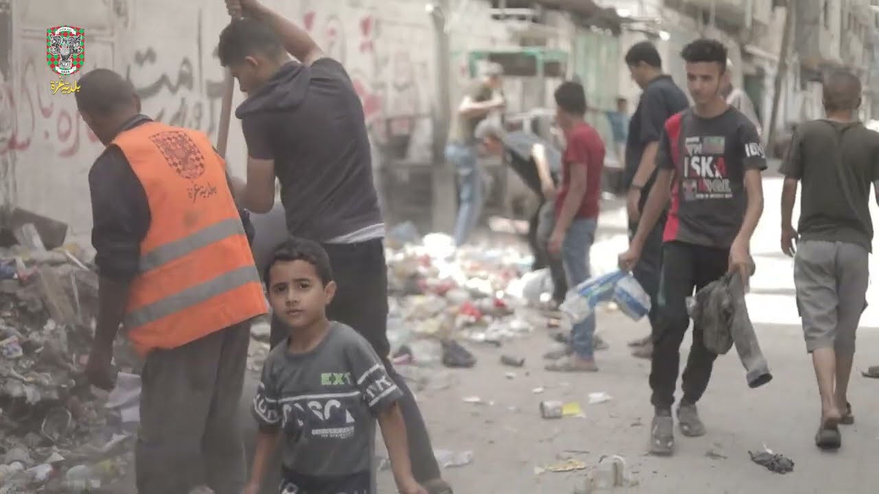 مشاركة مواطني المدينة في أعمال جمع النفايات من مدينة غزة