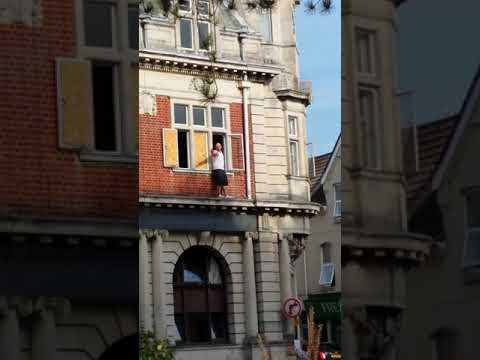 2021 UK violent crime - white English Man goes on violent rampage on a Essex pub roof