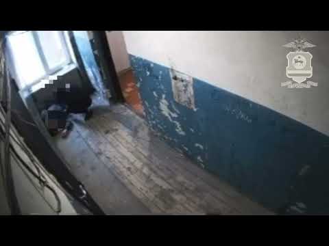 Пьяный житель уснул в подъезде и стал жертвой преступления