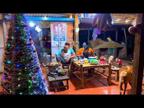 A small party to celebrate Christmas Eve with Sơn, Long, BiBi the Monkey, and their pet dogs.