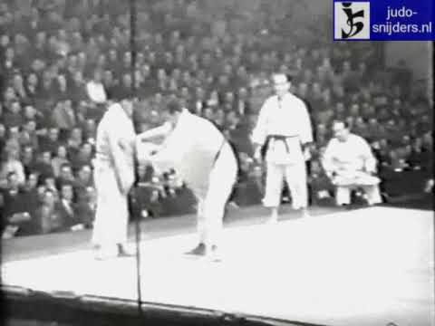 Judo 1961 Paris: Jan van Ierland (NED) - Ih Tai Kim (KOR) [open].