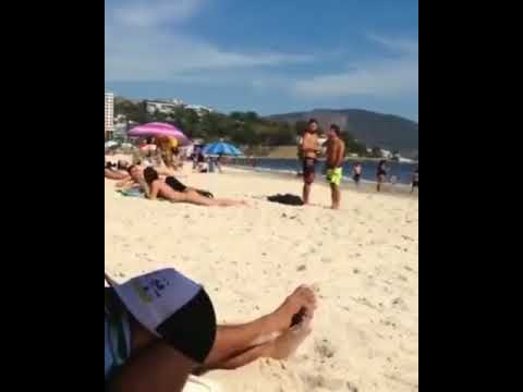 This is officially the smoothest way to get a girl's attention at the beach.