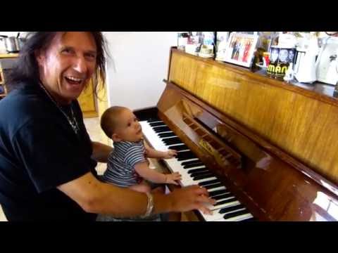 Márk és nagypapi négykezese