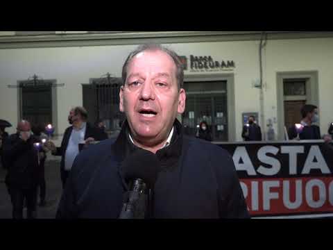 Pistoia. "Basta coprifuoco", fiaccolata di Fratelli d'Italia in piazza dello Spirito Santo