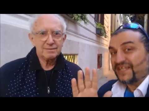 Jonathan Pryce saluta i fan col Salutatore dei Vip Hello-Man