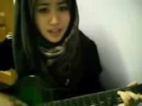 Cewek cantik nyanyi acoustic sheila on 7 Buat Aku Tersenyum