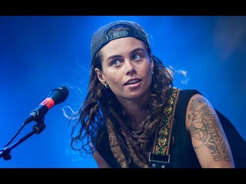 Tash Sultana performing Jungle