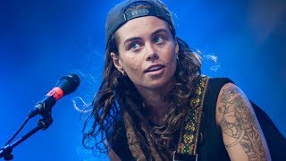 Emotional Solo on electrified Guitar by Tash Sultana performing Jungle