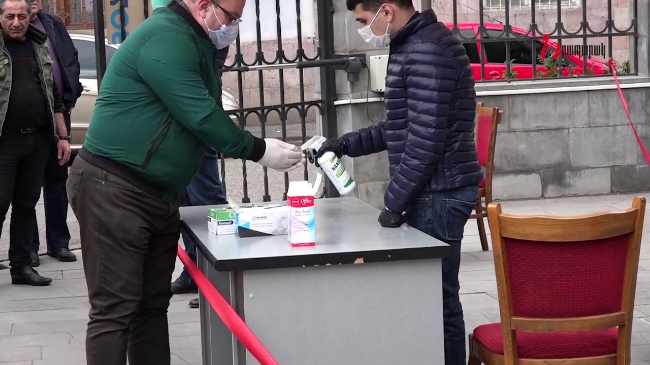 Ձեռնոցներ, ախտահանիչ միջոցներ․ ինչպես են Երեւանում քվեարկում Արցախի համար