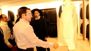 היחצן שרגא ניימן בודק את עמידות החולצות של אופנת מנטור