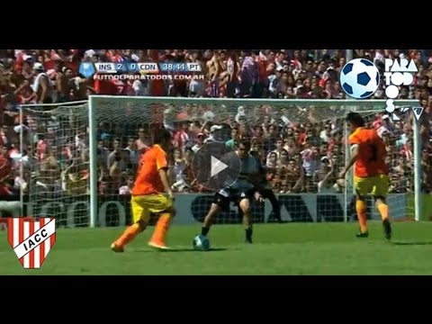 Buena atajada de Chiarini. Instituto - Crucero. Fecha 15. Torneo Primera B Nacional