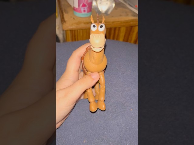 Vídeo relacionado con Lazo navideño de Toy Story de Disney Pixar con Woody y Bullseye Sudadera