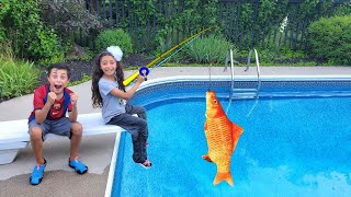 Download lagu Heidi and Zidane play in the swimming pool with fish mp3