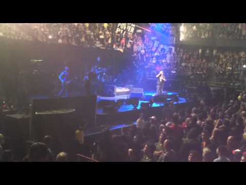 EDDIE VEDDER-Pearl Jam give JAXON 8 yr old drummer standing ovation. Crowd goes NUTS !