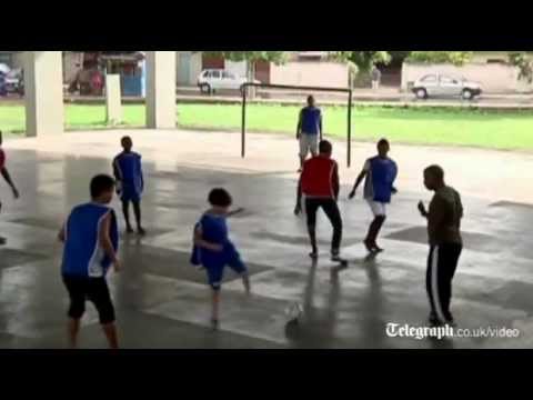 Ragazzino brasiliano senza piedi, un fenomeno del calcio