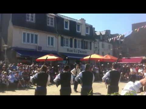 Café Restaurant Ty Pierre, bagad, biniou et bombarde, ambiance de fête à Roscoff en été