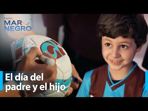 Yiğit recibe un balón de fútbol firmado  - Mar Negro Capítulo 169 | Fugitiva