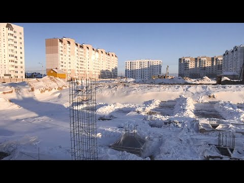 В микрорайоне №96 Гомеля в фундамент строящейся школы заложили освящённые камни видео