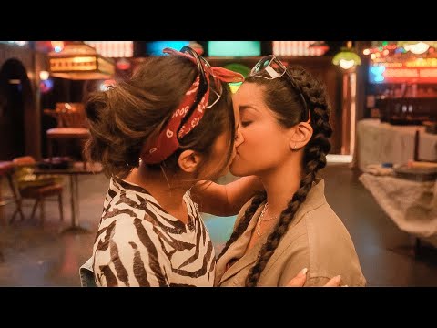 Dollface Season 2 Stella and Liv kiss