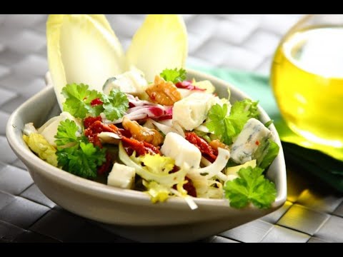 Sałata z cykorią i orzechami - jak ją zrobić? | Przepisy.pl