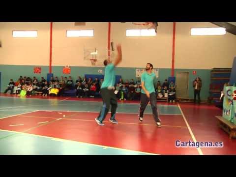 Los pequeños del Virgen del Carmen practican el basket con sus ídolos