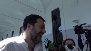 Renzi alla scuola politica della Lega, lo stupore di Salvini con i cronisti: Non lo sapevo!