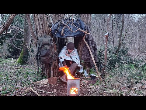 3 Days Solo Bushcraft trip to Build a well-hidden survival shelter 