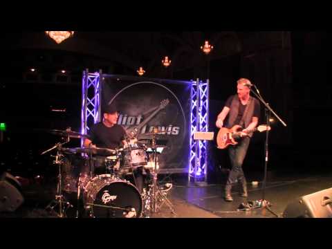 Eliot Lewis of Live From Daryl's House performing "Master Plan"