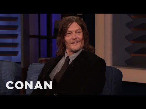 ノーマン・ローダスのアンドリュー・リンカーンとのキラキラいっぱいのイタズラ戦争 - CONAN on TBS (Norman Reedus' Glitter-Filled Prank War With Andrew Lincoln - CONAN on TBS)