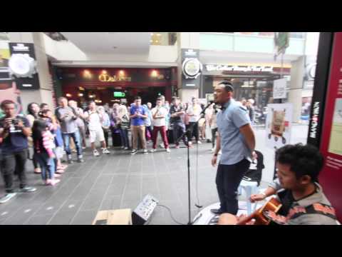 Fakhrul Razi Nyanyi Fantasia Bulan Madu di BuskStop Kaki Seni