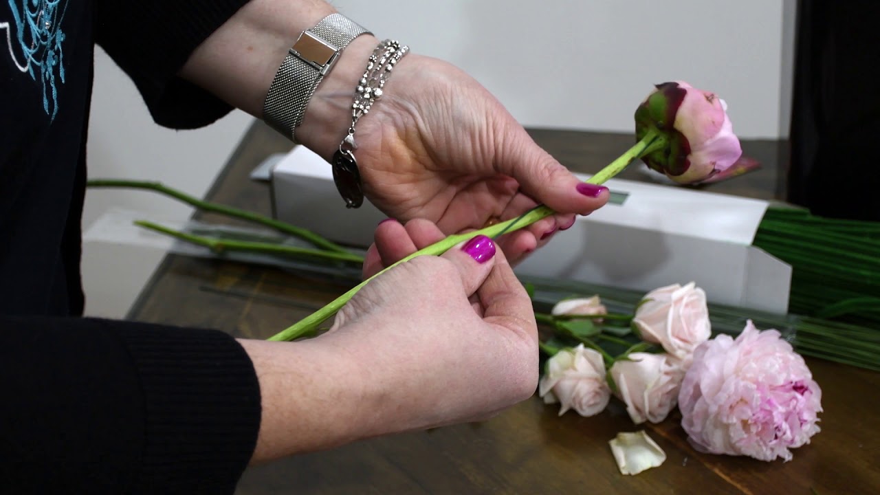 Wiring a fresh flower stem
