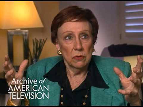 Jean Stapleton discusses the Smithsonian taking Archie and Edith's chairs - EMMYTVLEGENDS.ORG
