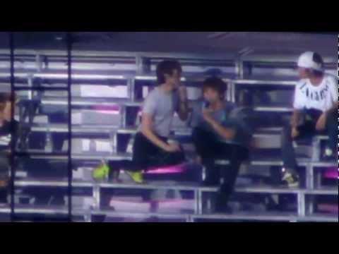 Jonghyun and Minho cute Kiss @ JoJo (rehearsal)
