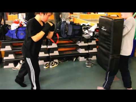 2012-09-13 Kickboxen Schüler - Dominik Schulz am Schlagpolster im Sugambrer Fightclub