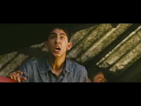 SLUMDOG MILLIONAIRE Film Clip - Latika At The Train Station