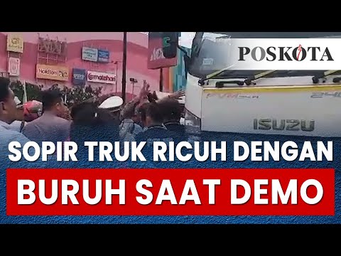 Sopir Truk Ricuh Dengan Puluhan Massa Buruh Saat Demo Kenaikan Upah 2024 di Exit Tol Bekasi Barat