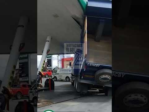 Camión se estrella contra gasolinera en Sacatepéquez 🚛⛽