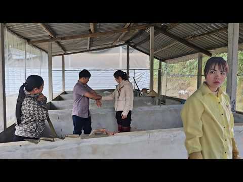 The moment her younger sister saw Thanh, she immediately ran to him and grabbed his hand