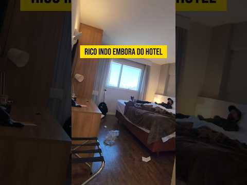 Rico e pobre saindo do hotel