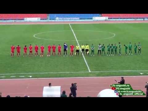 Urso é usado para entregar bola ao juíz em jogo na Rússia.