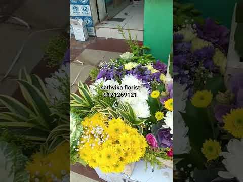 It is made with many kinds of flowers along with wooden basket🌻🌼🌺🏵️🌹