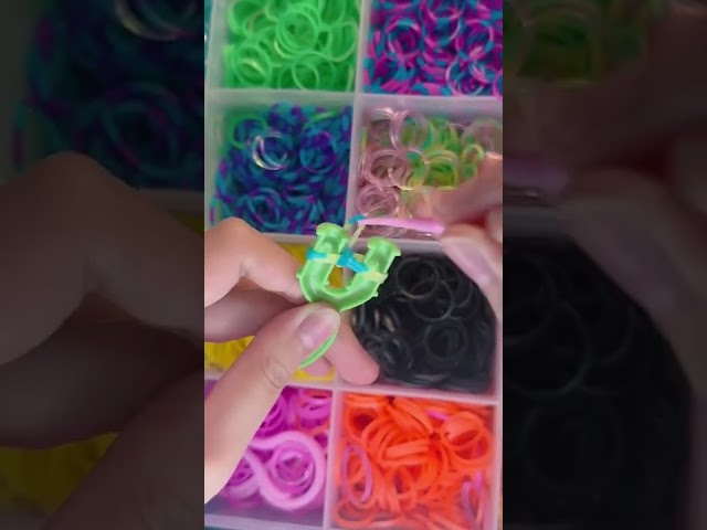 Vídeo relacionado con YeeQo 4100+ Loom Bandas Set, 54-Raster Loop Pulseras Set Niños DIY Caja de Producción, Incluye Telar, Aguja de ganchillo, Perlas y Otros Accesorios. Loops Gomas, Juguetes Creativos y Regalos