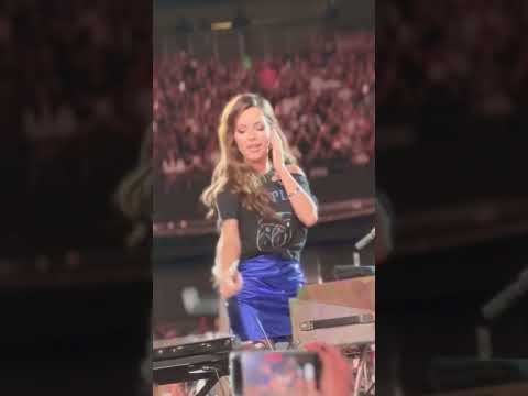 Olha o que a Sandy fez com o microfone e Chris tenta ajudar #coldplay #sandy #sandyejunior