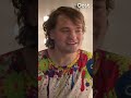 Roelof verklapt het geheim van dragqueen Flanera | RTV Oost