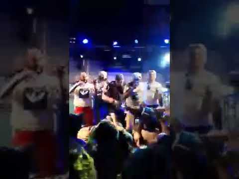 Bnine Pantera -festival fans invade o palco em banderona