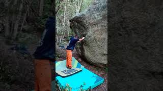 Video thumbnail de Problem 1 (Boulder 1, Roc de l'Avi). Can Bruguera