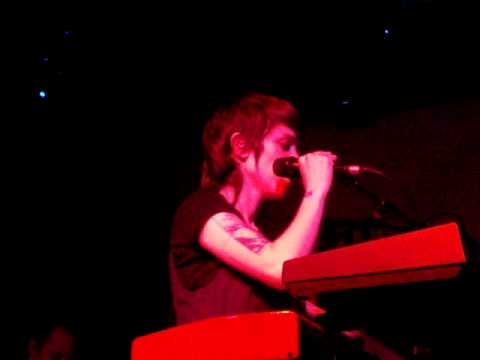 15/18 Tegan and Sara -12 Seconds of Sara @Concorde, Brighton