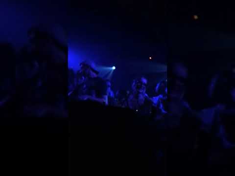 OG Eastbull imita il verso della megattera e cade dal palco